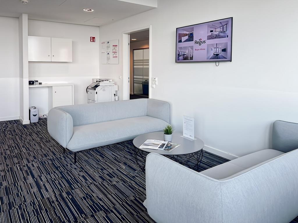 Regus_Mundsburgtower_Germany_Centre 3914_Business Lounge 1.jpg