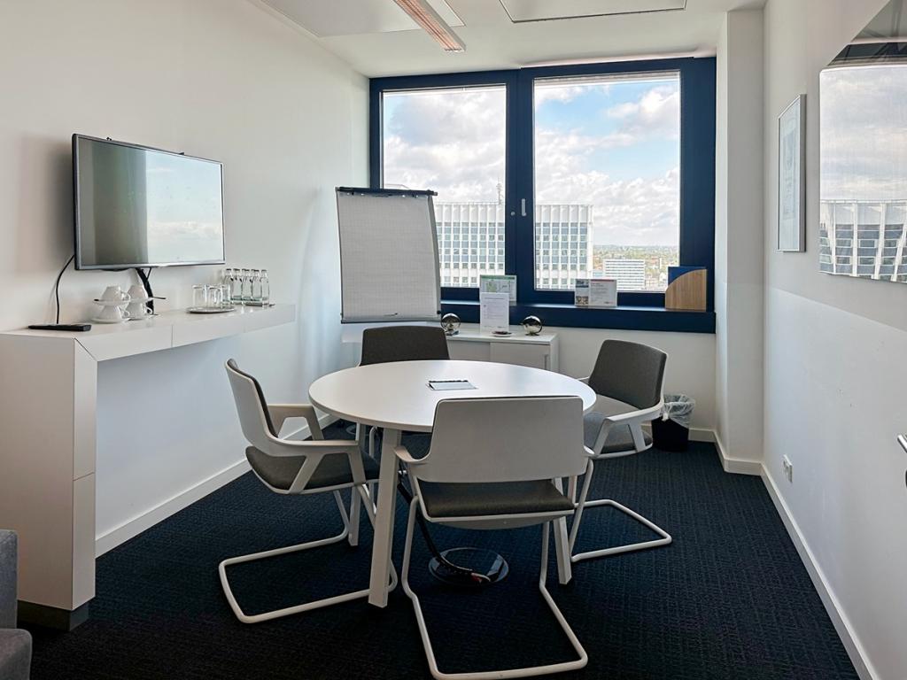 Regus_Mundsburgtower_Germany_Centre 3914_Meeting Room 1.jpg