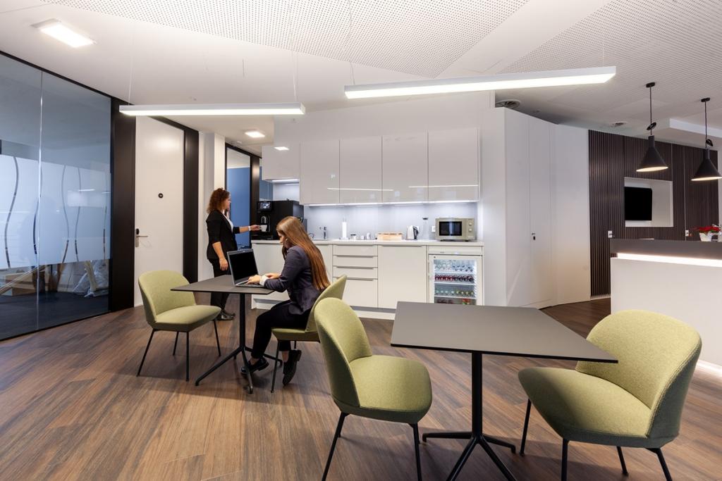 Regus_RegusBremenCityGate_Bremen_Germany_kitchen_withpeople_04-08.jpg