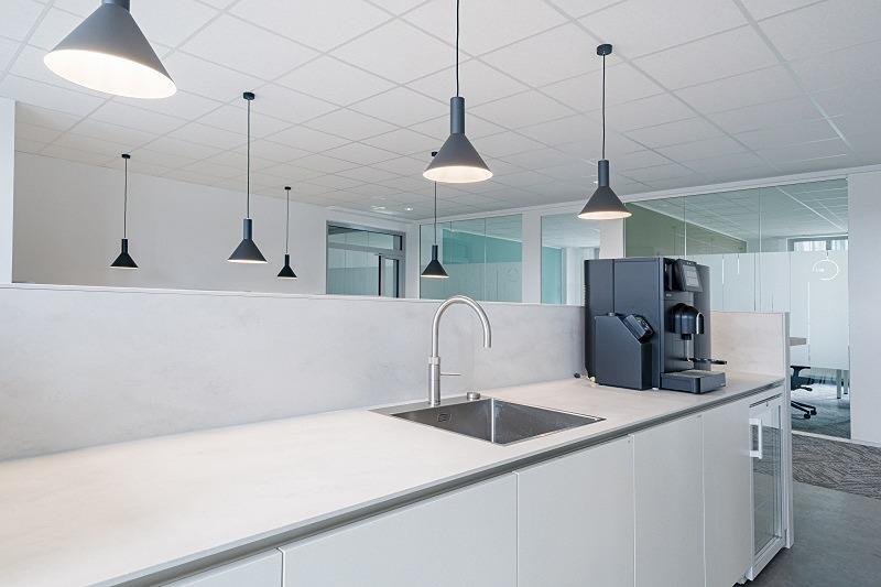 Regus_Rennbahn_5434_Neuss_Germany_kitchen_RESHOOT.jpg