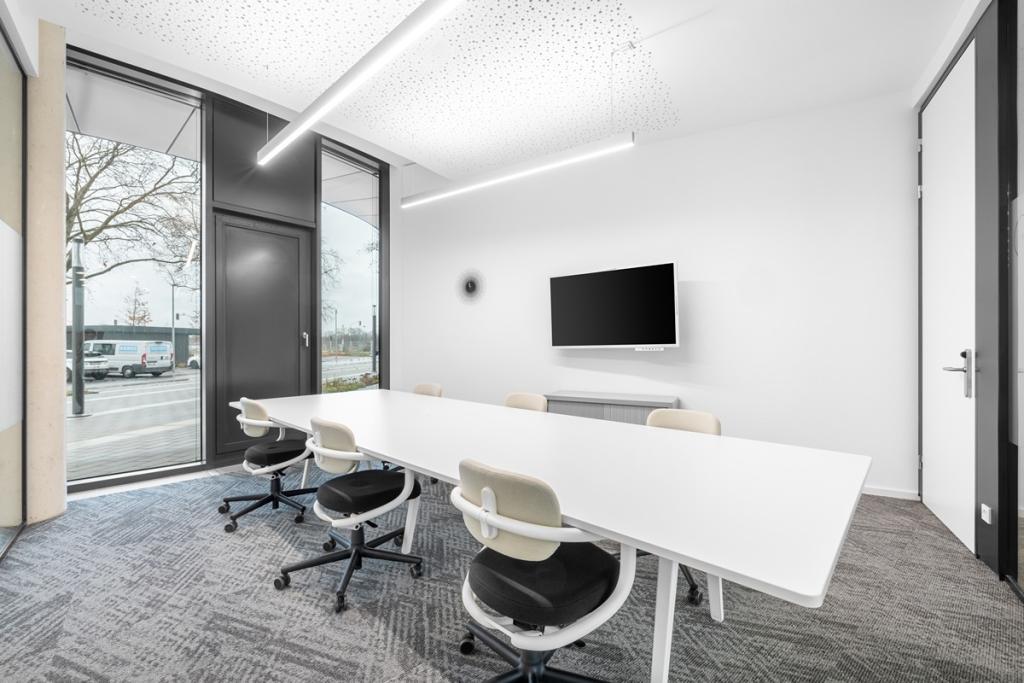 Regus_Theo105_5562_Düsseldorf_Germany_LargeMeetingRoom.jpg