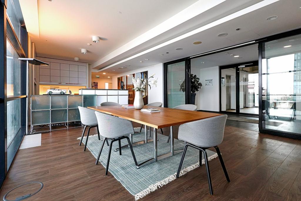 Signature_Cologne Kranhaus Süd_Germany_Centre 2750_Business lounge 1..jpg