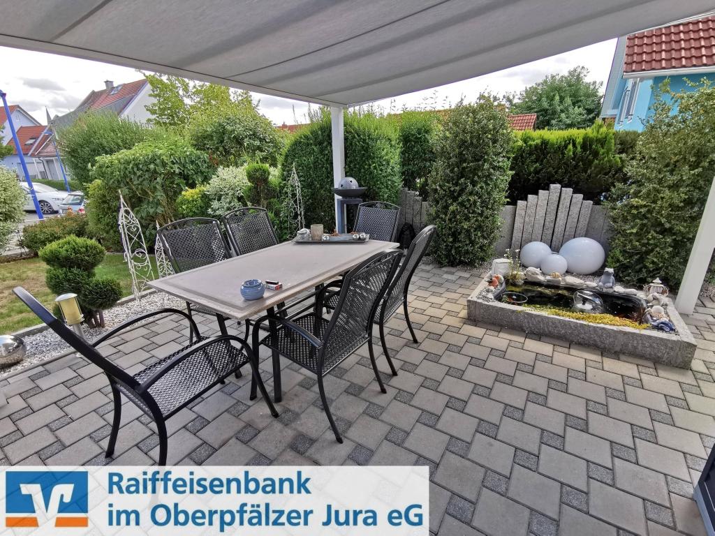 Überdachte Terrasse mit Teich