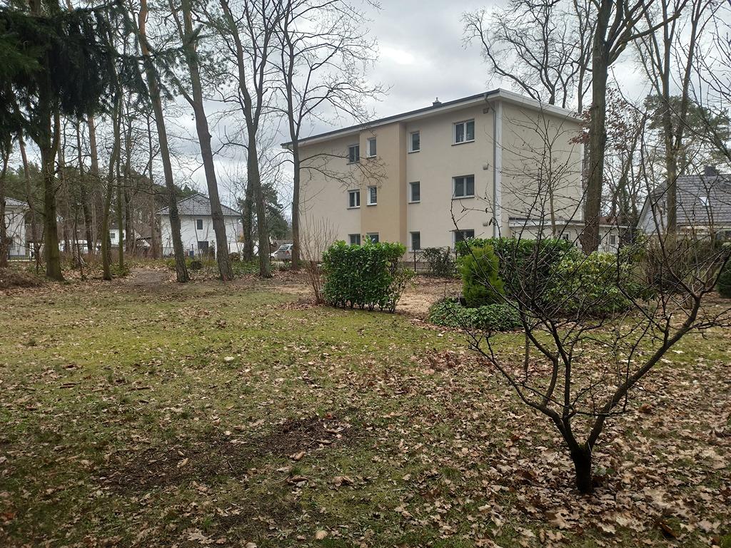 Blick Richtung Str. mit Nachbarhaus.jpg