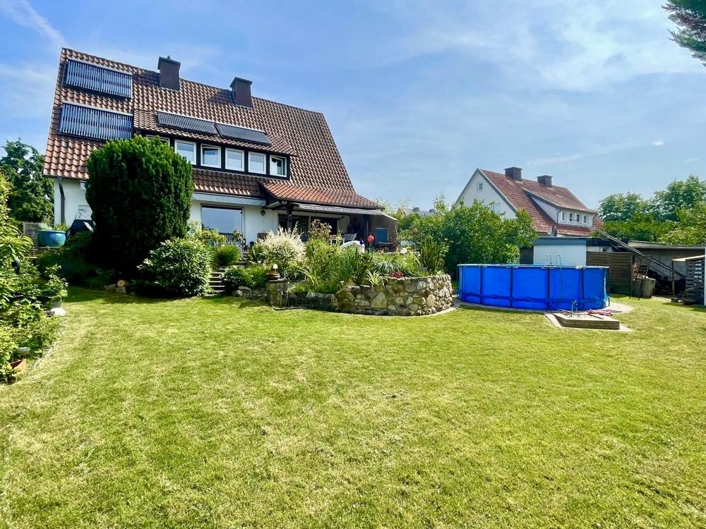 Hausansicht mit Pool