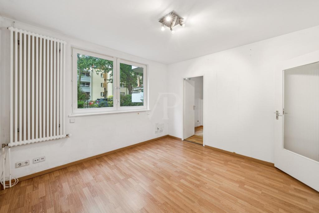 Schlafzimmer mit Tür zum angrenzenden kleineren Zimmer