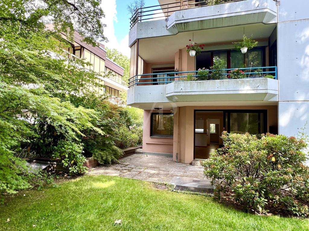 Blick vom Garten auf Terrasse und Wohnung