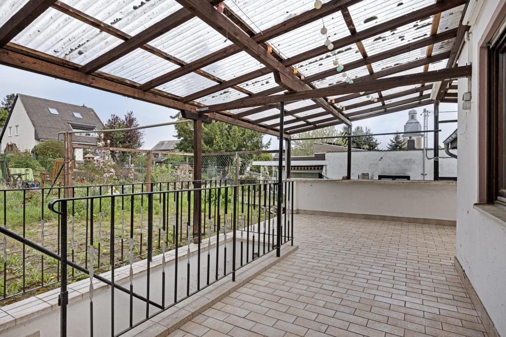 Überdachte Terrasse zum Garten
