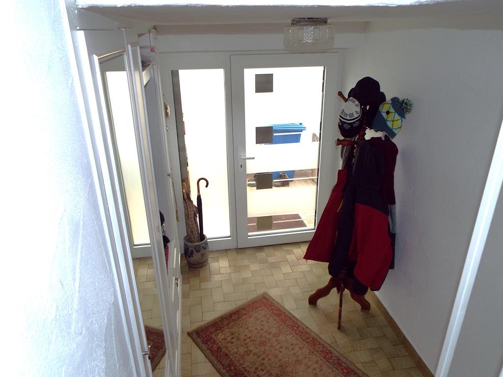Hauseingang Flur mit Gardarobenschrank.JPG