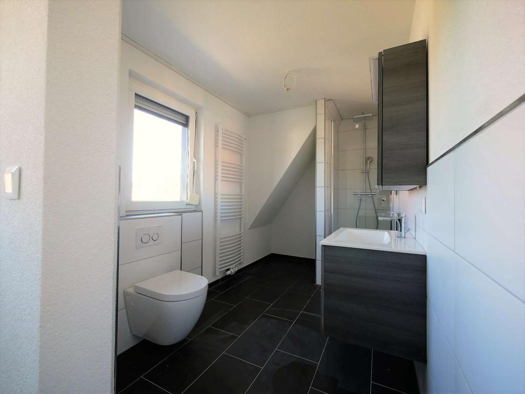 Dachgeschosswohnung im Zweifamilienhaus – 65 m², Gartenanteil & 2 Stellplätze - Photo 2