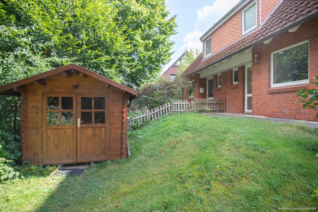 Hauseingang und Gartenhaus