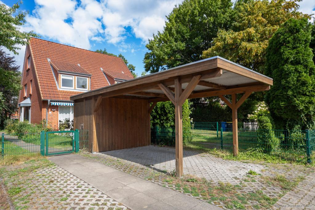 Hausansicht und Carport