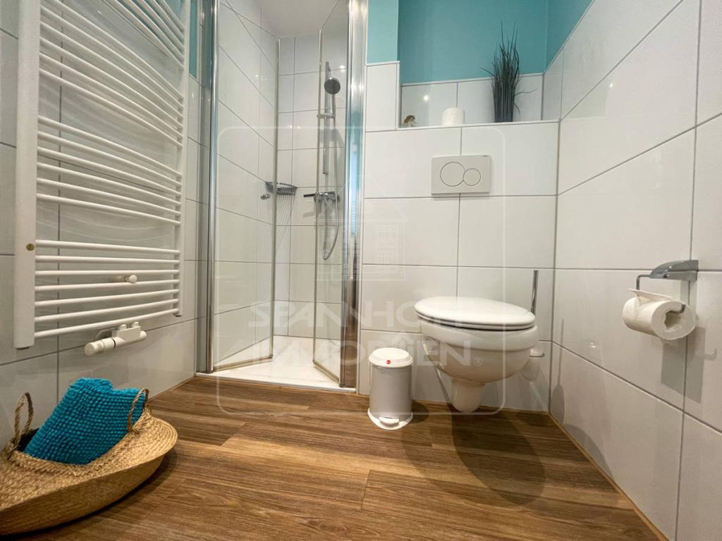 Bad mit Dusche, Waschtisch und WC