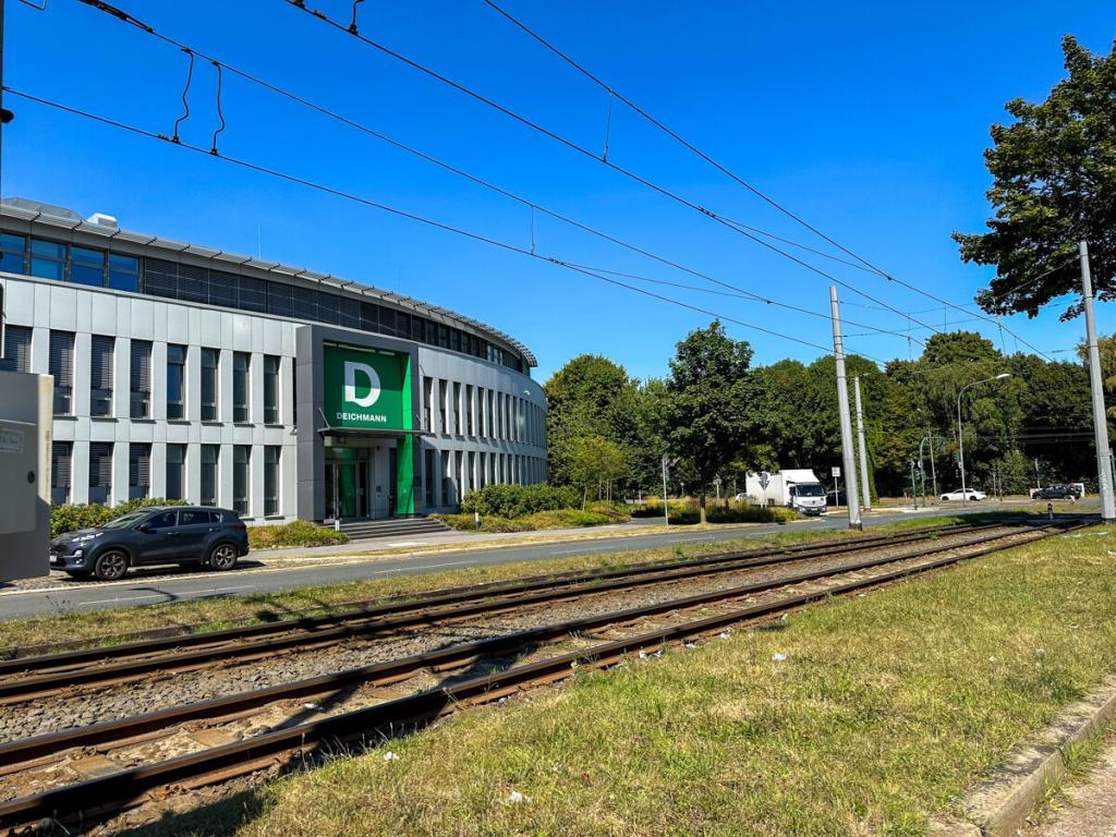 Gegenüber Deichmann-Zentrale