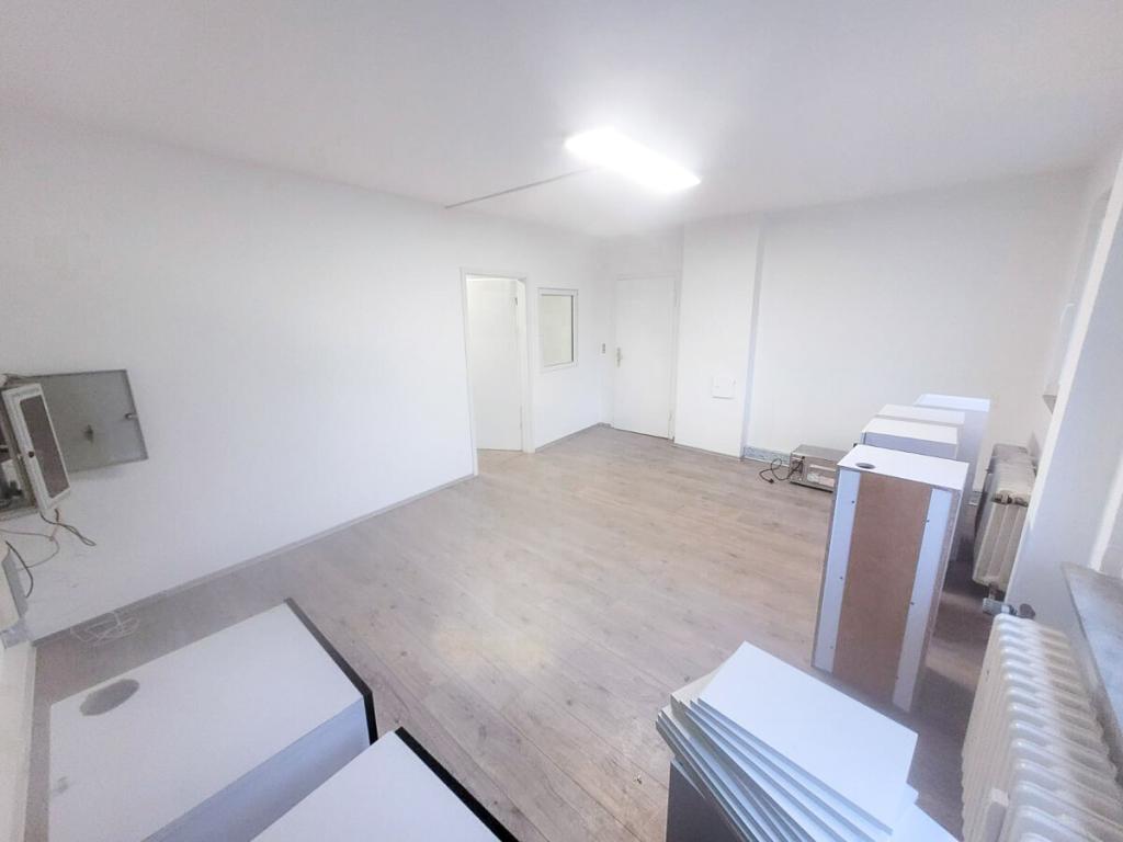 1. OG Büroraum + Netzwerkschrank2