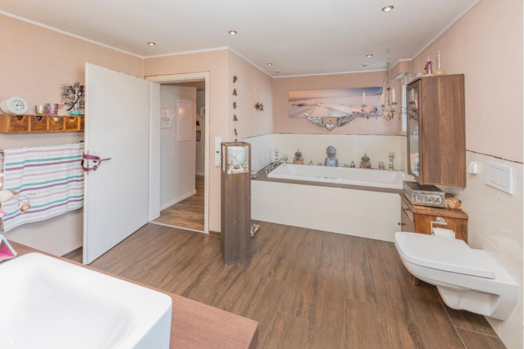 Badezimmer mit Wirlpool EG Wohnung