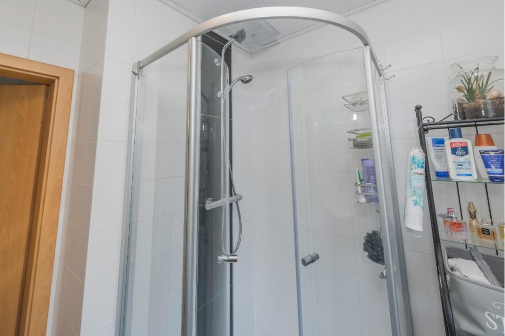 Badezimmer mit Regendusche