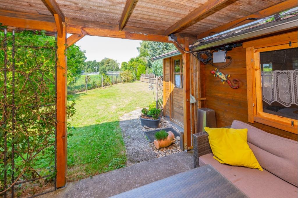 Gartenlaube Überdachung mit Blick auf den Garten