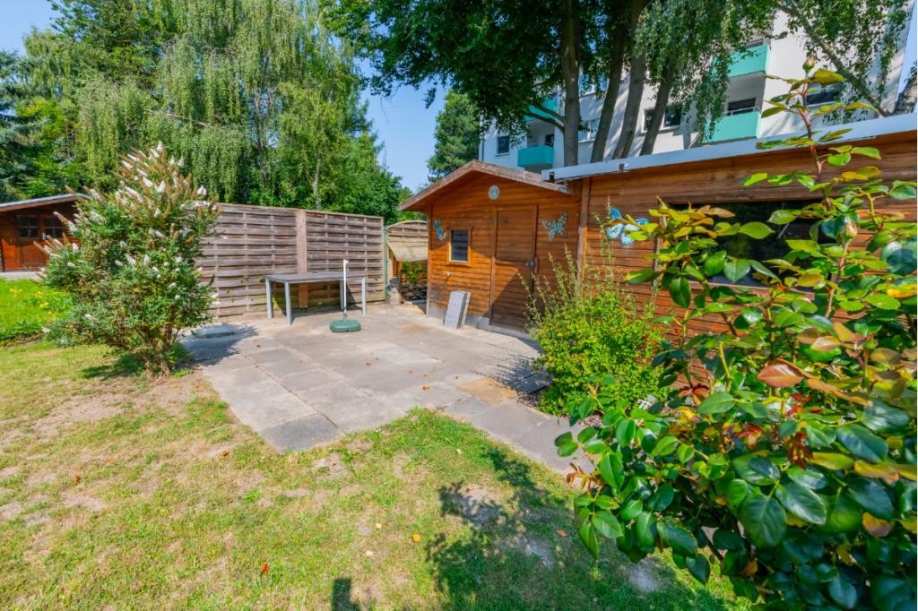 Gartenlaube mit Terassenfläche