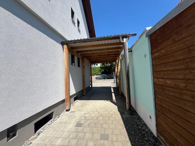 Seite mit Carport