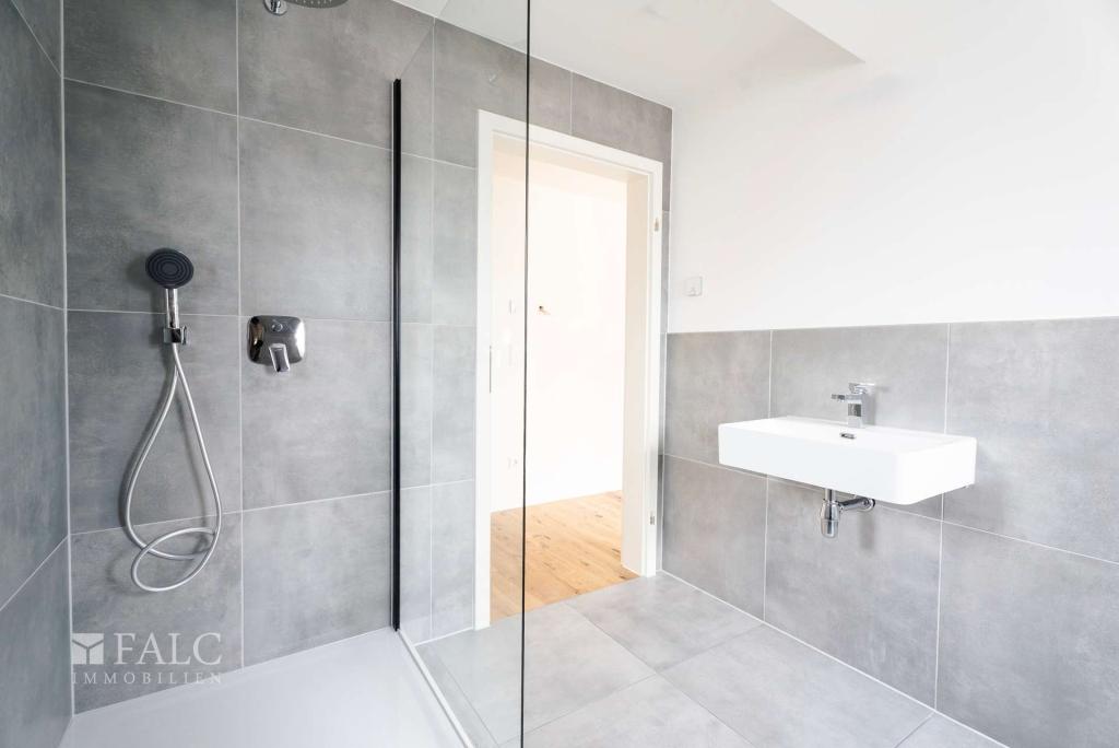 SAARN: Licht, Luft und Loft-Feeling – sanierte 3-Zimmer-Dachgeschosswohnung mit Balkon - Foto 4