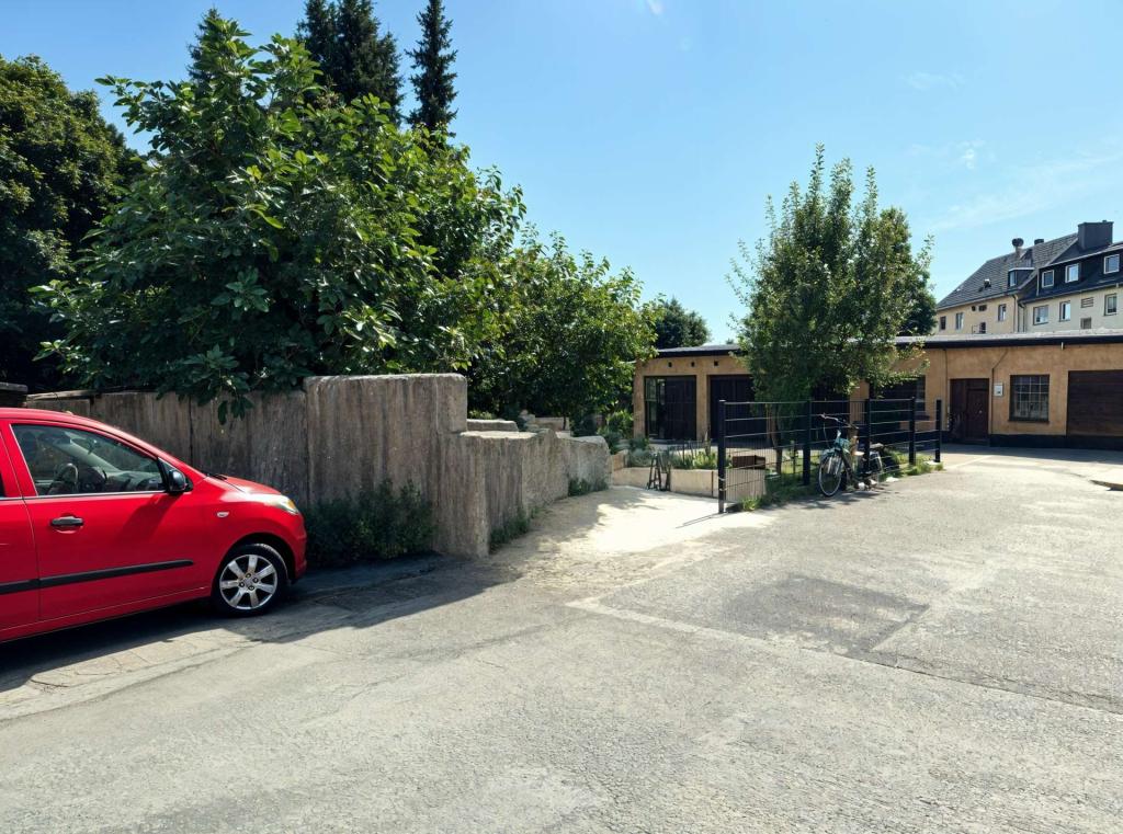 Bild Einfahrt Expo - Verbessert - (KI generiert)