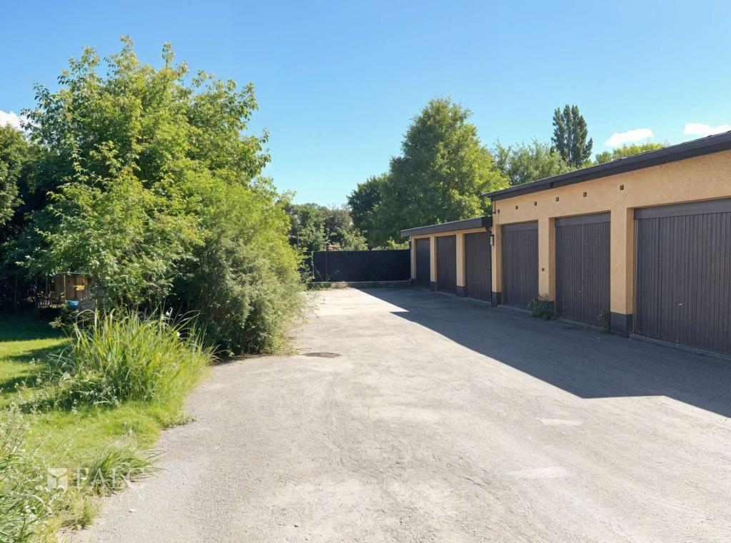 Grundstück mit Garagen - Verbessert - (KI generiert)