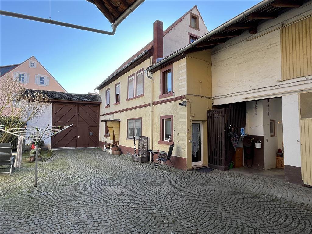 Haus und Einfahrt Hof 