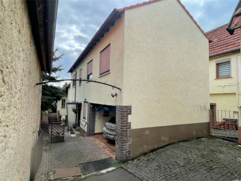 Ansicht mit Zufahrt und Car-Poart