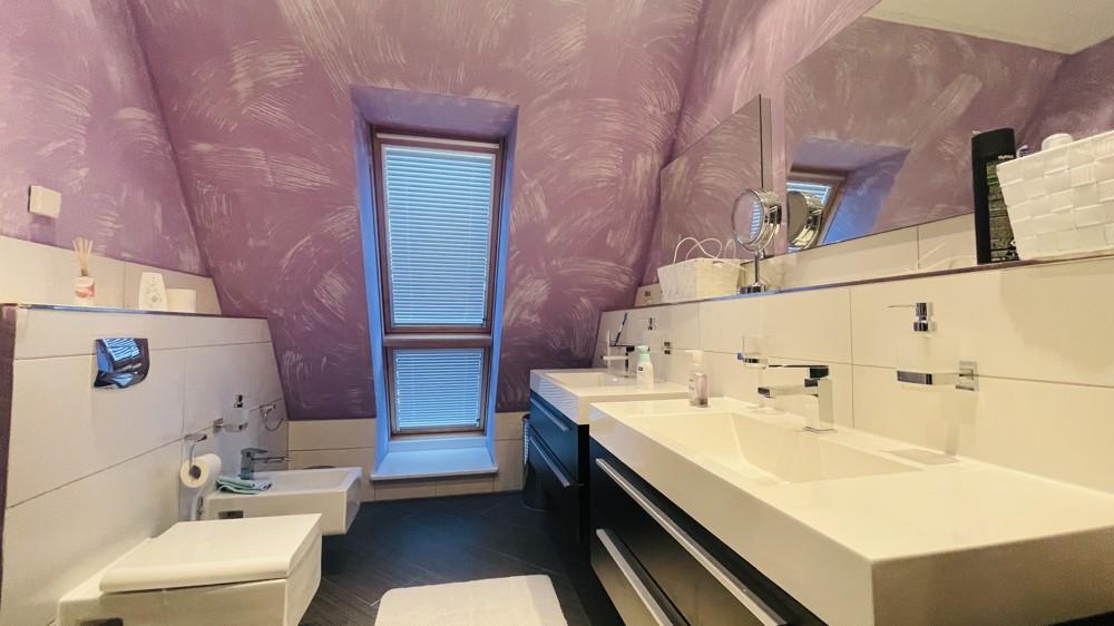 Badezimmer mit Doppelwaschbecken
