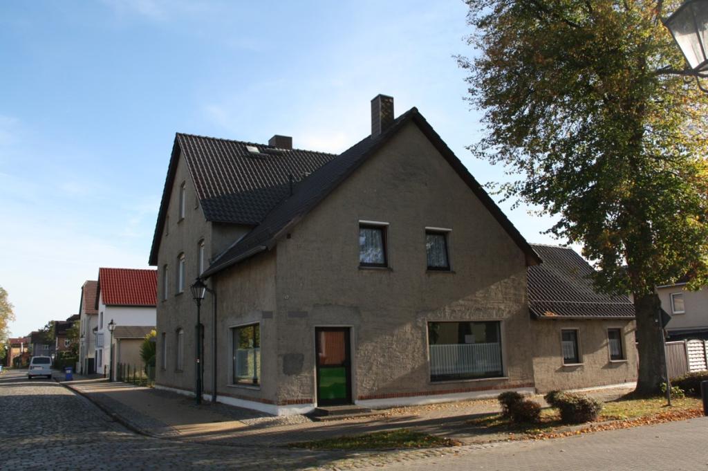 Vorder-/Seitenansicht des Wohnhauses