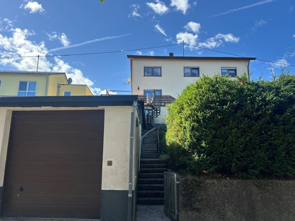 Rückansicht mit Garage