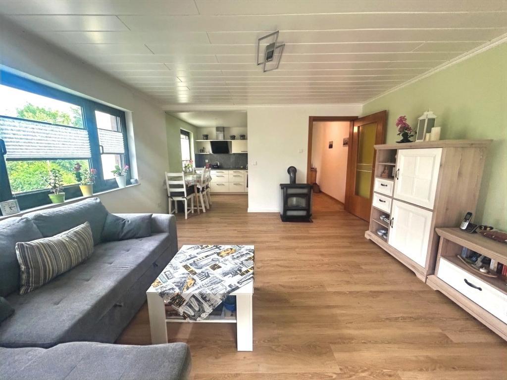 Wohn-Esszimmer mit offener Küche EG