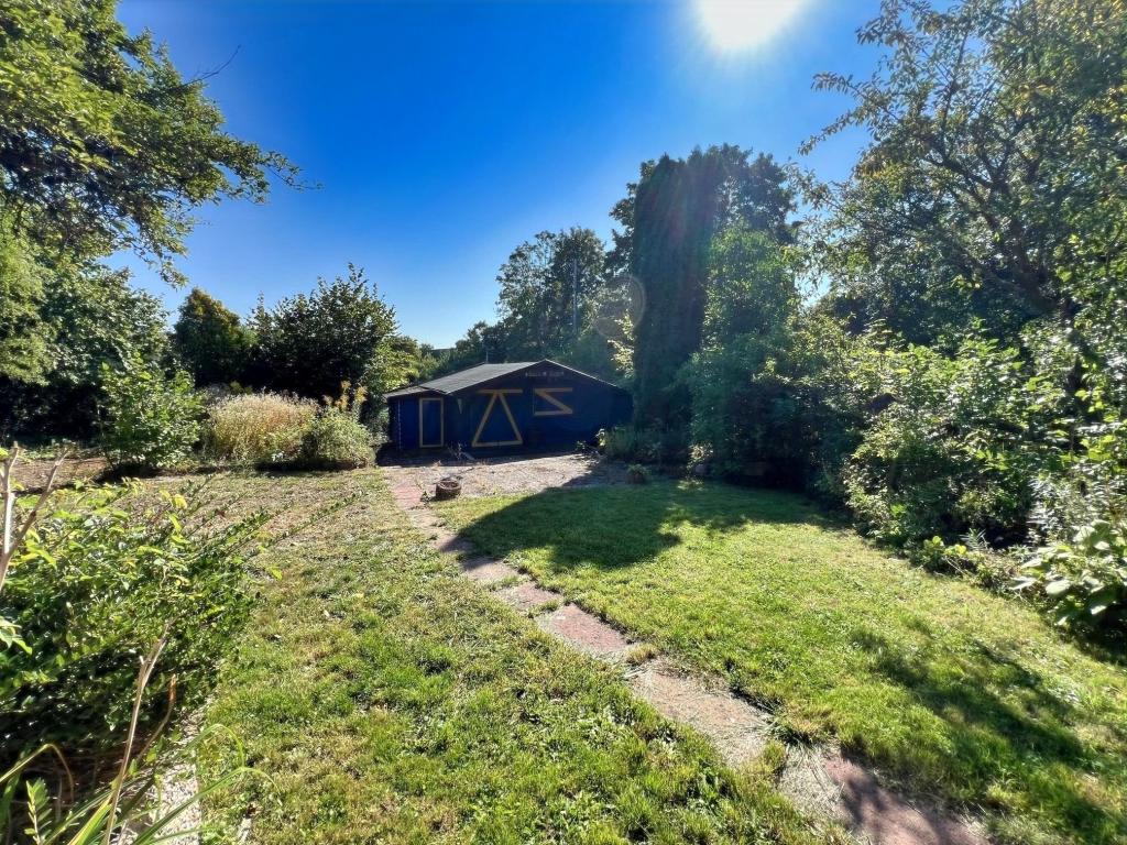 Garten mit Gartenhaus