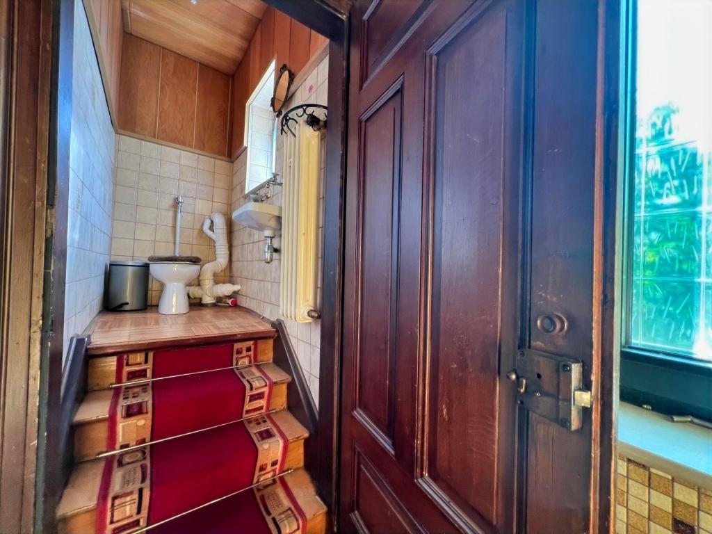 Toilette zwischen Etage