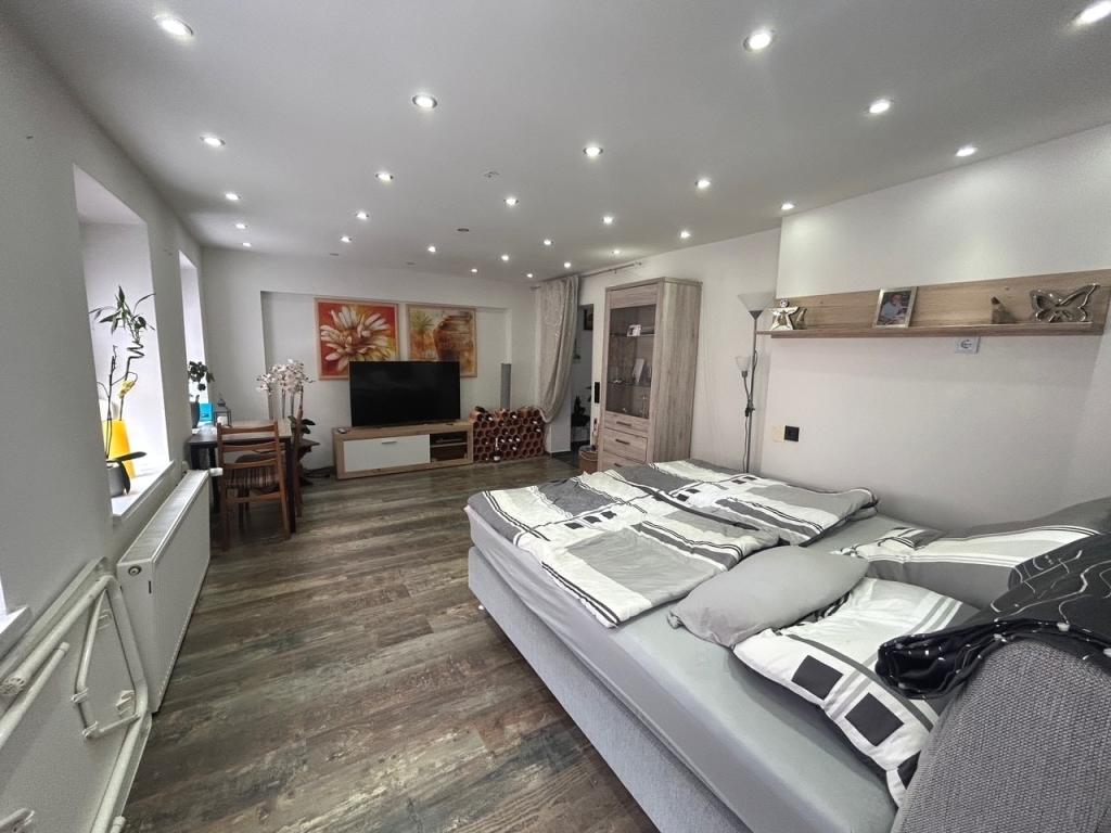 Hauptwohnung: Wohnzimmer Ansicht 2  - OG