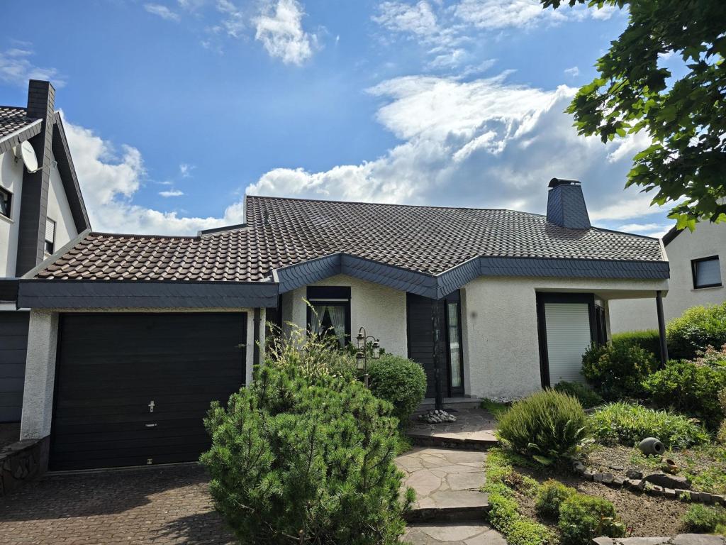 Frontansicht mit Garage