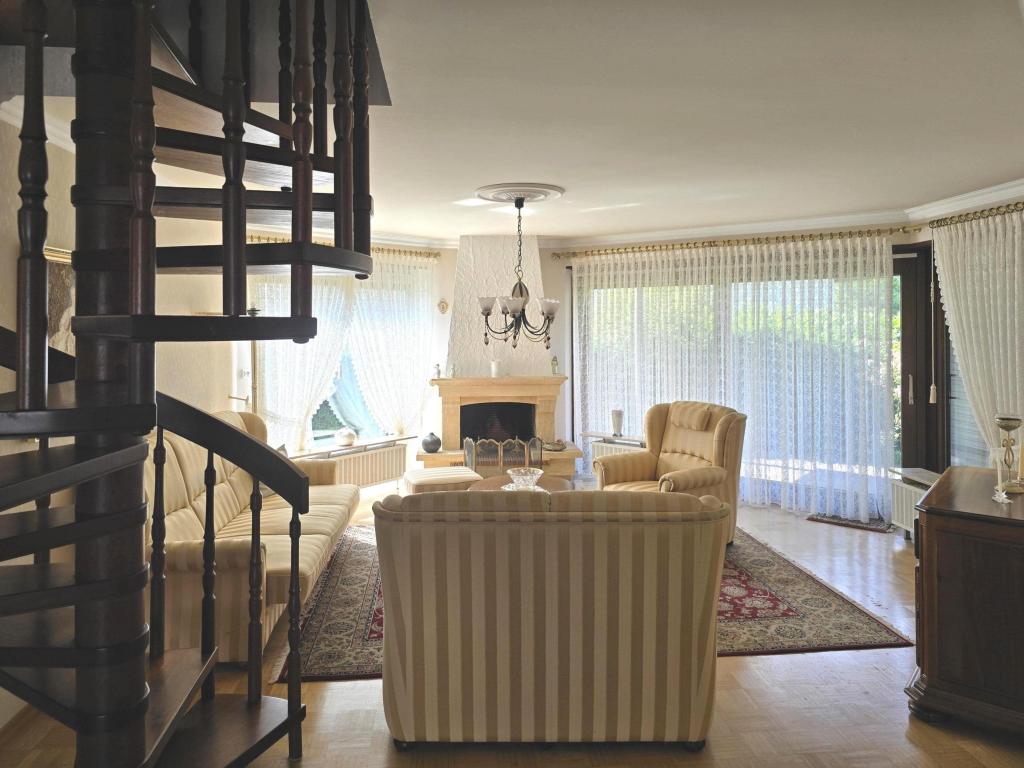 Wohnzimmer EG mit Treppenaufgang