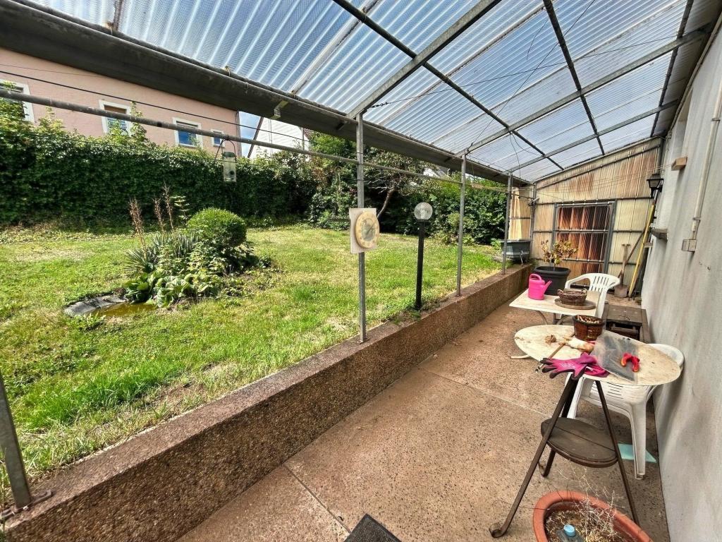Überdachte Terrasse und Garten