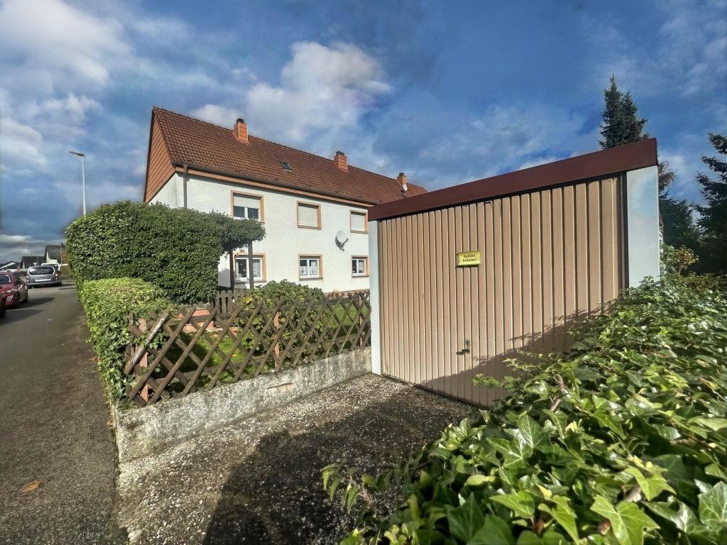 Vorderansicht mit Garage