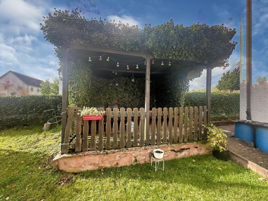 überdachte Gartenlaube