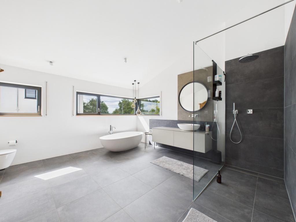 Masterbad en suite - mit freistehender Agape Spoon XL Wanne