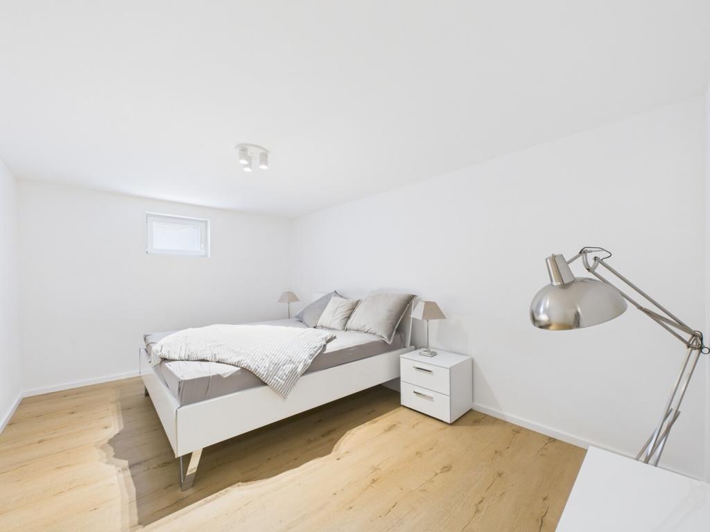 Gästezimmer im Untergeschoss mit Fußbodenheizung