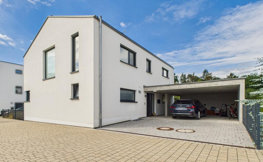 Hauseingang mit Carport