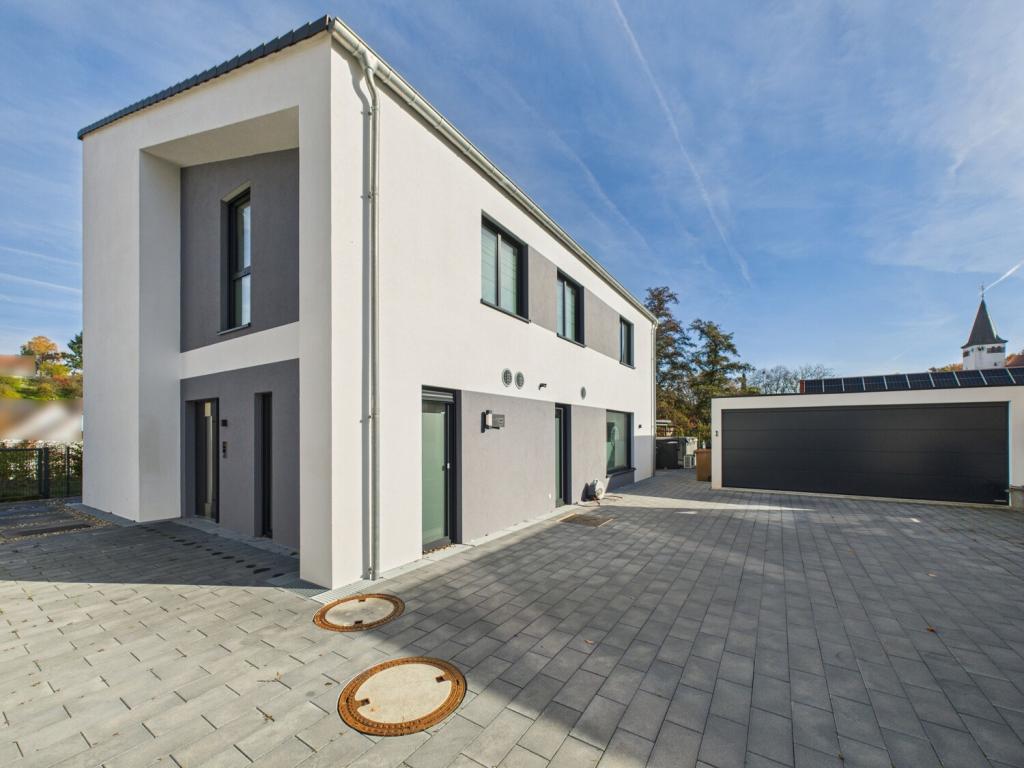 Eingang und Einfahrt