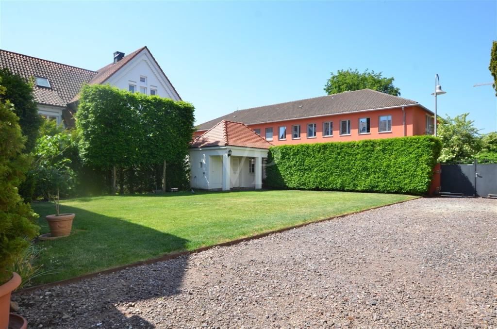 Garten hinter dem Haus mit Außen-Stellplätzen