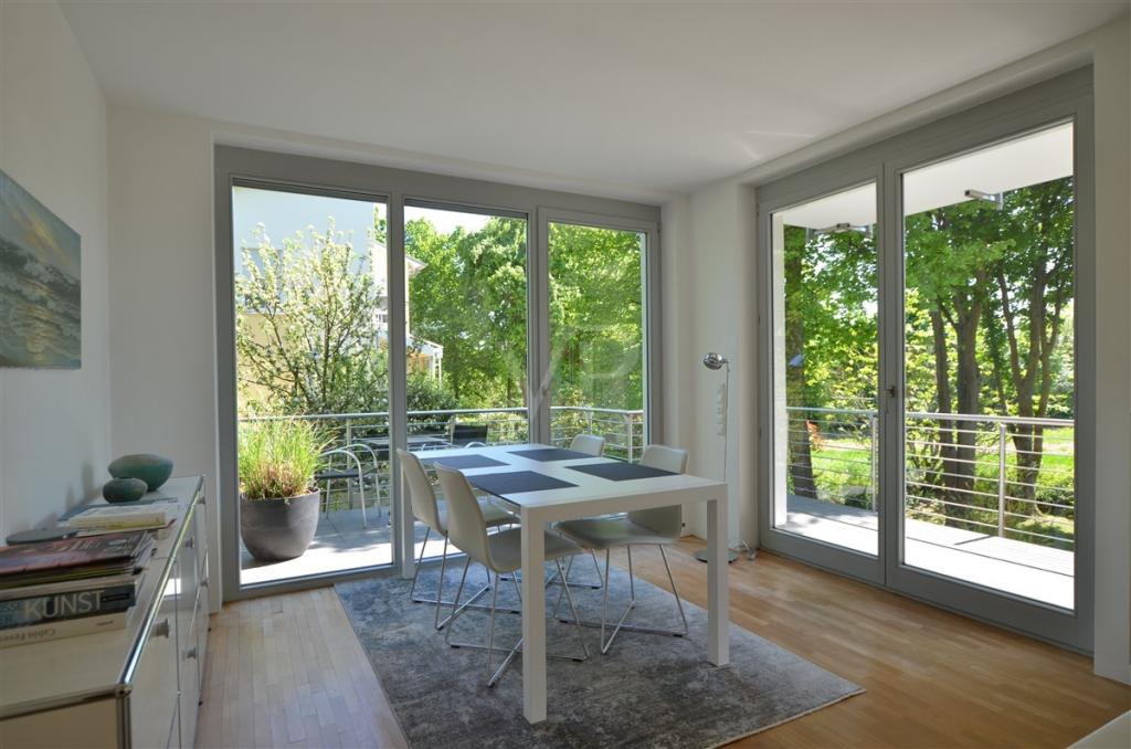 Esszimmer im Obergeschoss mit Zugang auf den Balkon
