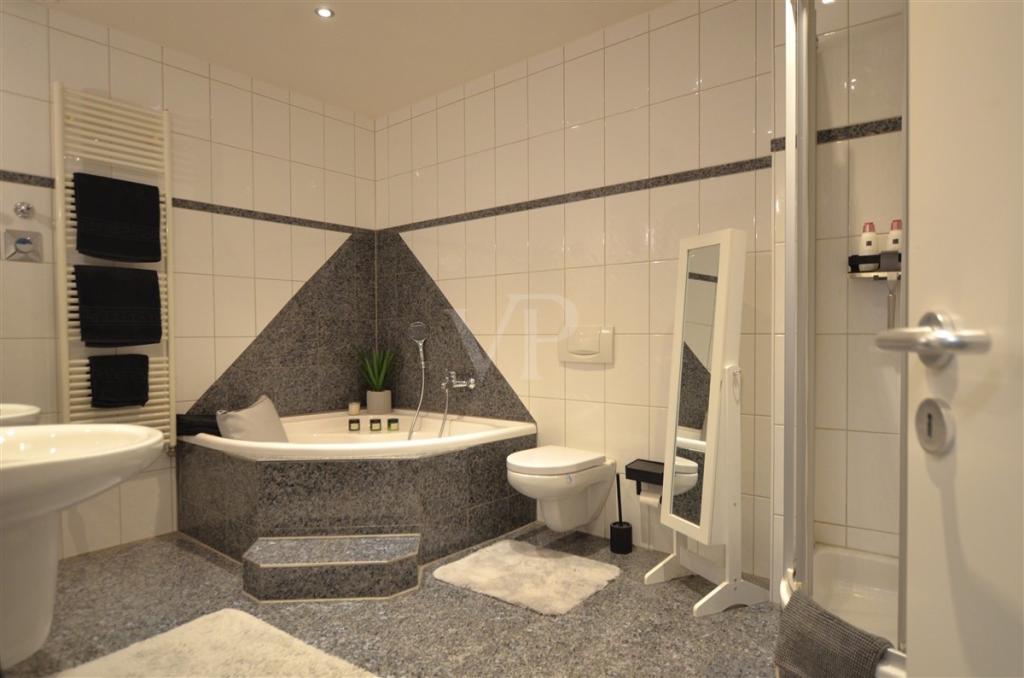 innenliegendes Badezimmer mit Dusche und Badewanne 