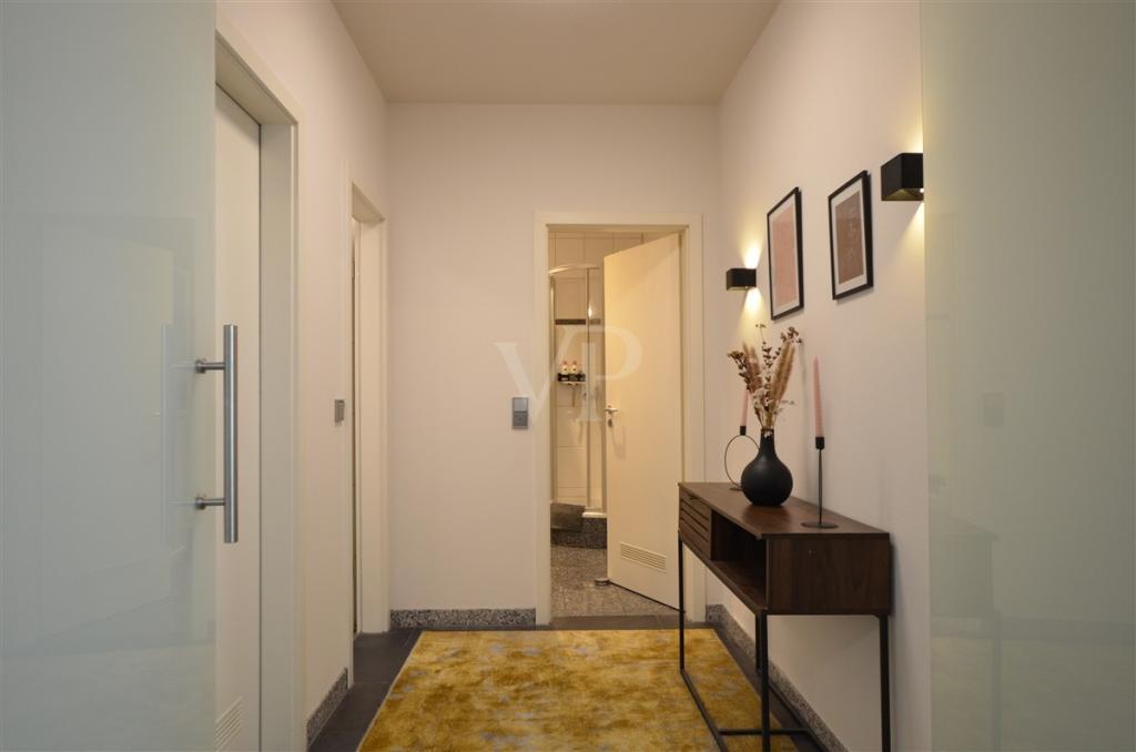 Flur mit Blick ins Badezimmer 