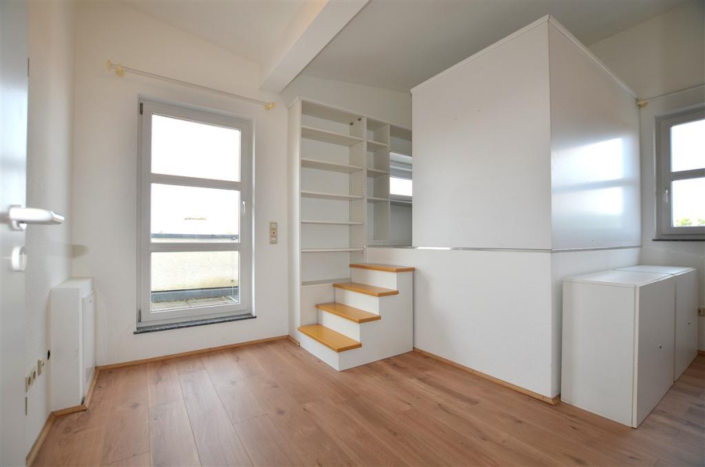 Büro III mit Zugang zur Bibliothek und Dachterrasse